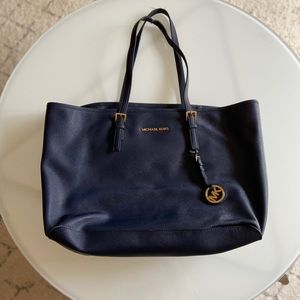Michael kors navy large jet set tote